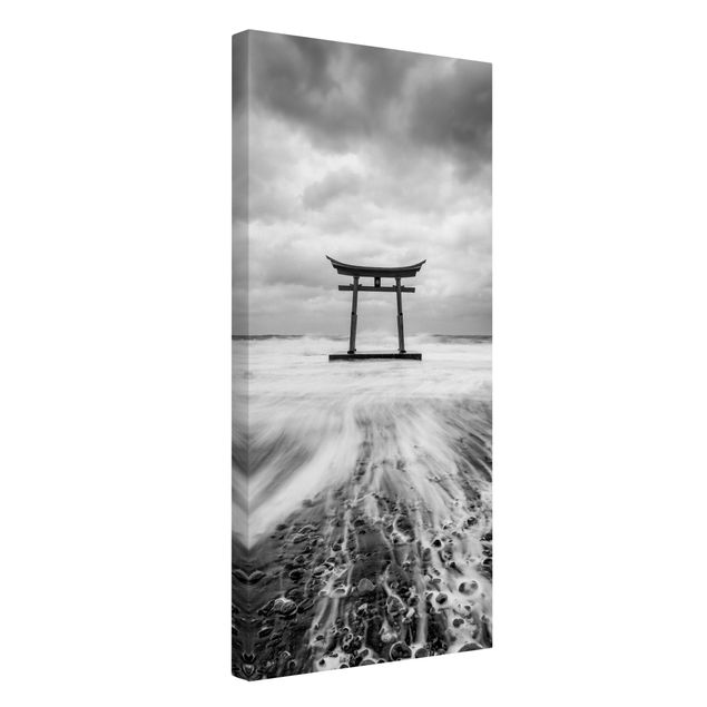 Leinwandbild - Japanisches Torii im Meer - Hochformat 1:2