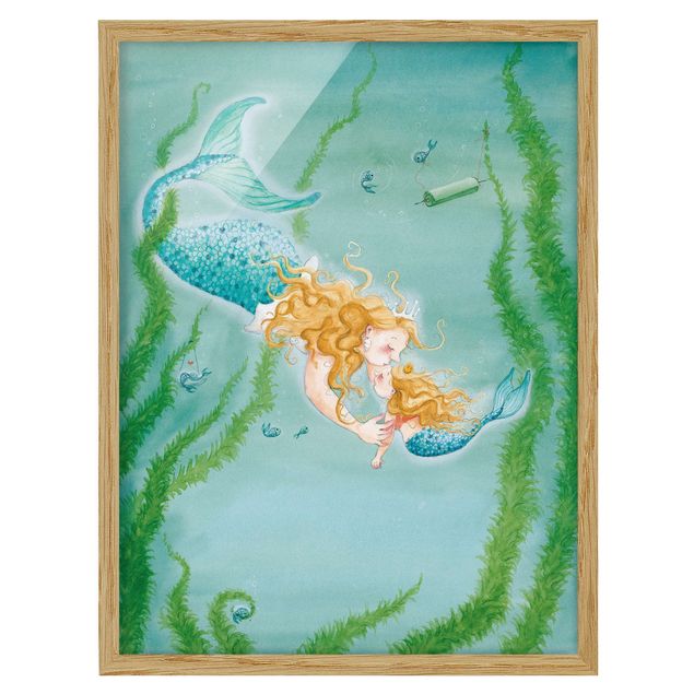 Bild mit Rahmen - Matilda die kleine Meerjungfrau - Die Königin küsst Matilda - Hochformat 3:4