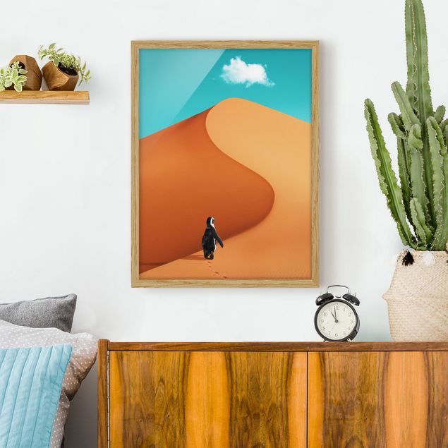 Bild mit Rahmen - Jonas Loose - Wüste mit Pinguin - Hochformat 4:3