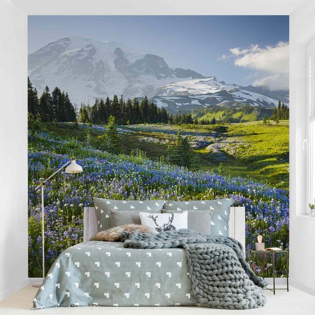 Fototapete - Bergwiese mit blauen Blumen vor Mt. Rainier