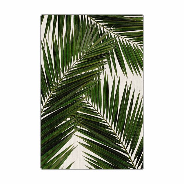 Gewebter Teppich Blick durch grüne Palmenblätter