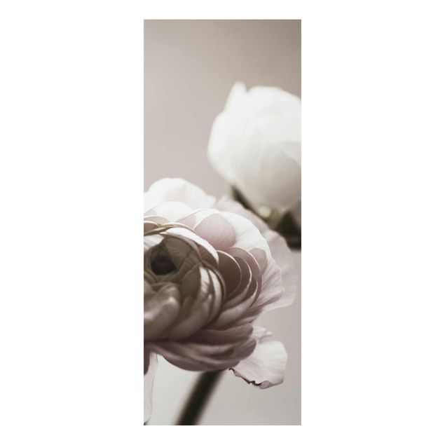 Glasbild - Dunkle Blüte im Fokus - Hochformat