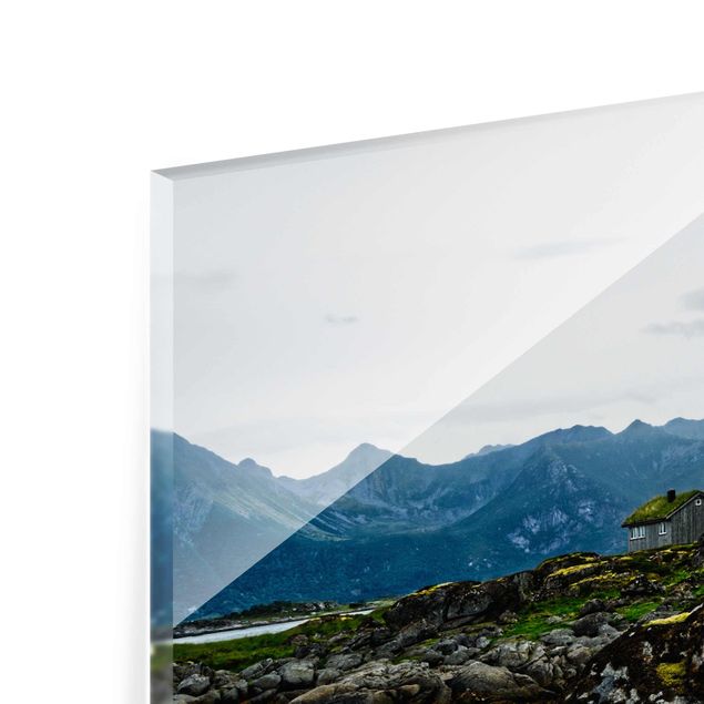 Glasbild - Einsame Hütte in Norwegen - Querformat
