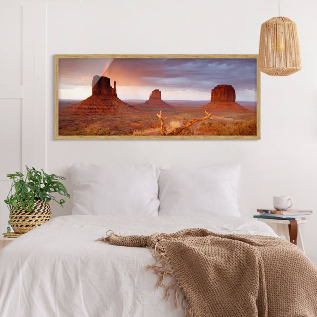 Bild mit Rahmen - Monument Valley bei Sonnenuntergang - Panorama Querformat