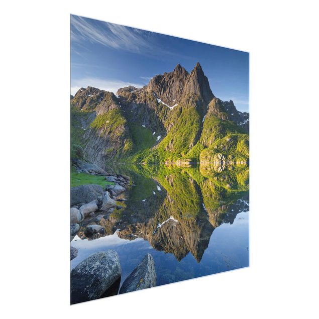 Glasbild - Berglandschaft mit Wasserspiegelung in Norwegen - Quadrat 1:1