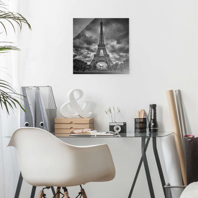 Glasbild - Eiffelturm vor Wolken schwarz-weiß - Quadrat 1:1