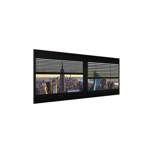 Glasbild - Fensterblick Jalousie - Manhattan Abendstimmung - Panorama Quer