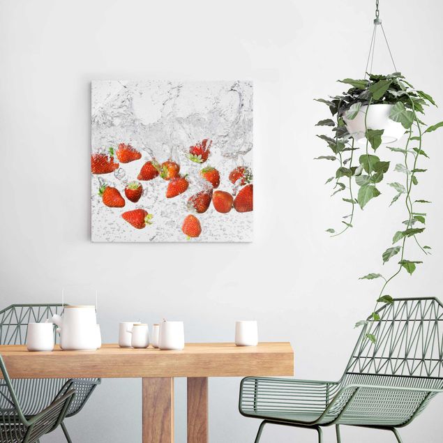 Glasbild - Frische Erdbeeren im Wasser - Quadrat 1:1