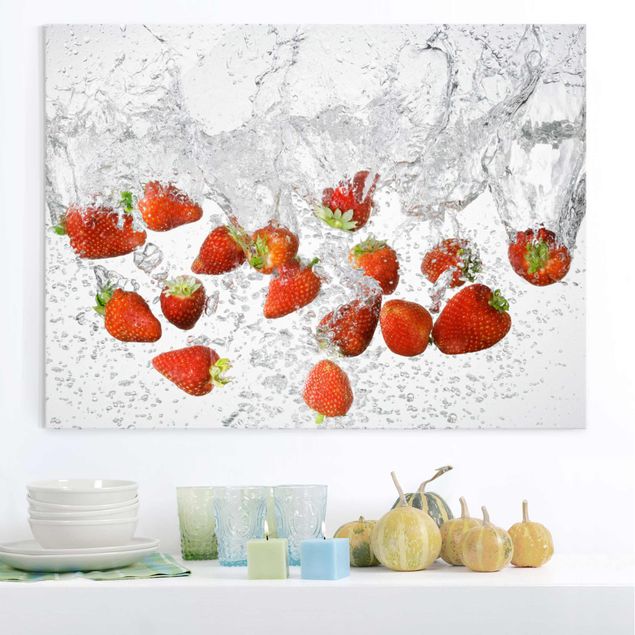Magnettafel Glas Frische Erdbeeren im Wasser