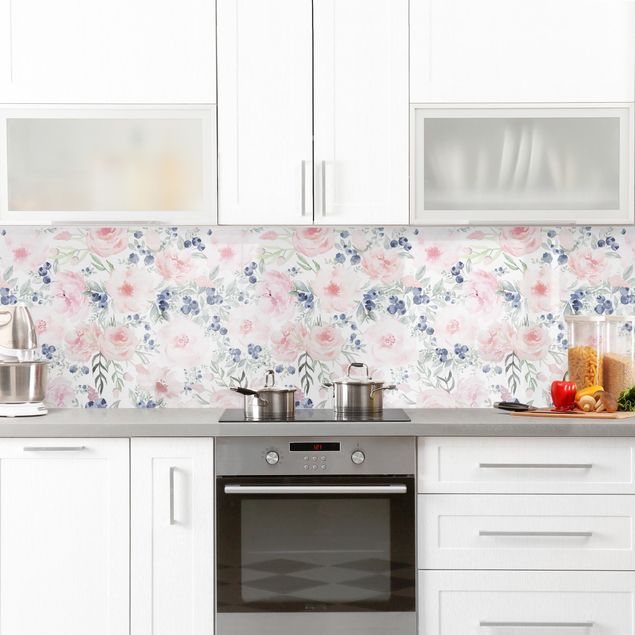 Küchenrückwand - Rosa Rosen mit Blaubeeren vor Weiß