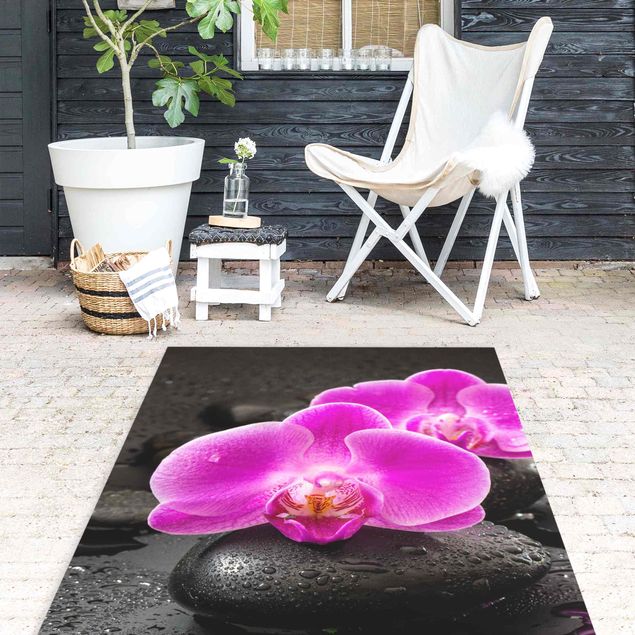 Teppich modern Pinke Orchideenblüten auf Steinen mit Tropfen