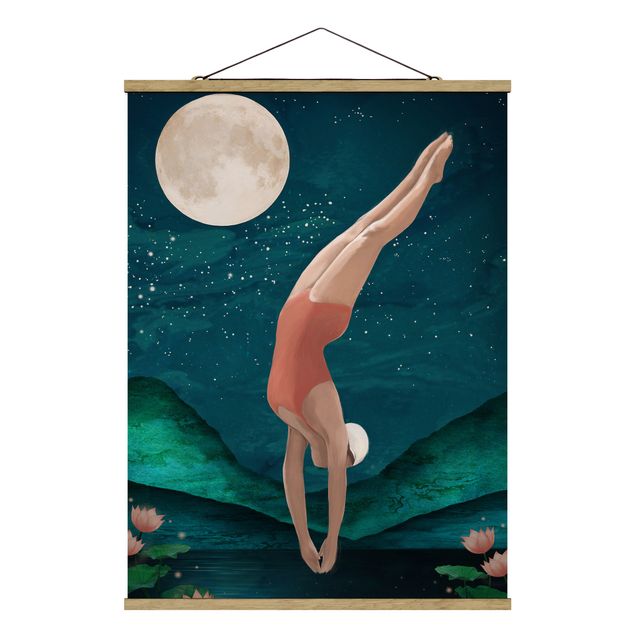 Stoffbild mit Posterleisten - Laura Graves - Illustration Badende Frau Mond Malerei - Hochformat 3:4