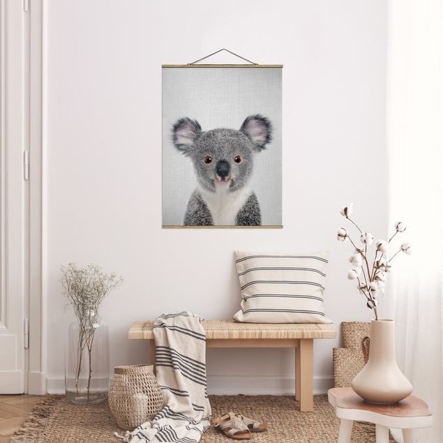Stoffbild mit Posterleisten - Baby Koala Klara - Hochformat 3:4