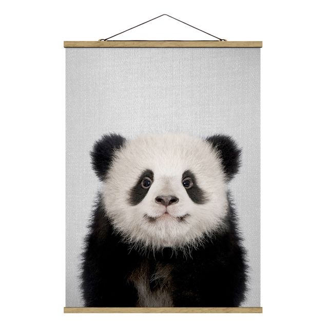 Stoffbild mit Posterleisten - Baby Panda Prian - Hochformat 3:4