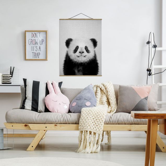 Stoffbild mit Posterleisten - Baby Panda Prian Schwarz Weiß - Hochformat 3:4