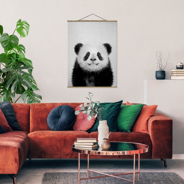 Stoffbild mit Posterleisten - Baby Panda Prian Schwarz Weiß - Hochformat 3:4