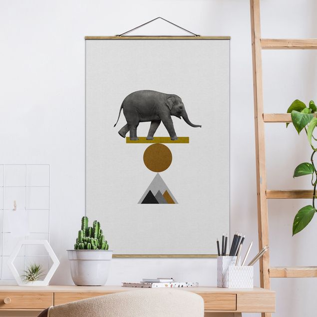 Stoffbild mit Posterleisten - Balancekunst Elefant - Hochformat 2:3
