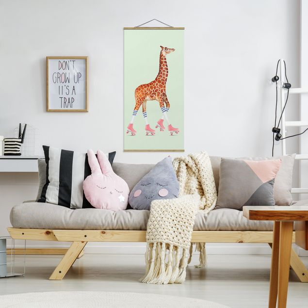 Stoffbild mit Posterleisten - Jonas Loose - Giraffe mit Rollschuhen - Hochformat 1:2