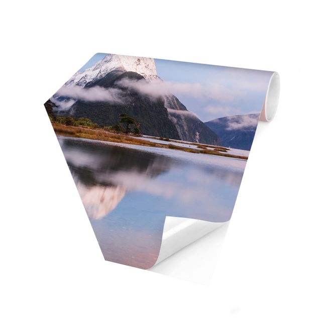 Hexagon Fototapete selbstklebend - Berge am Wasser