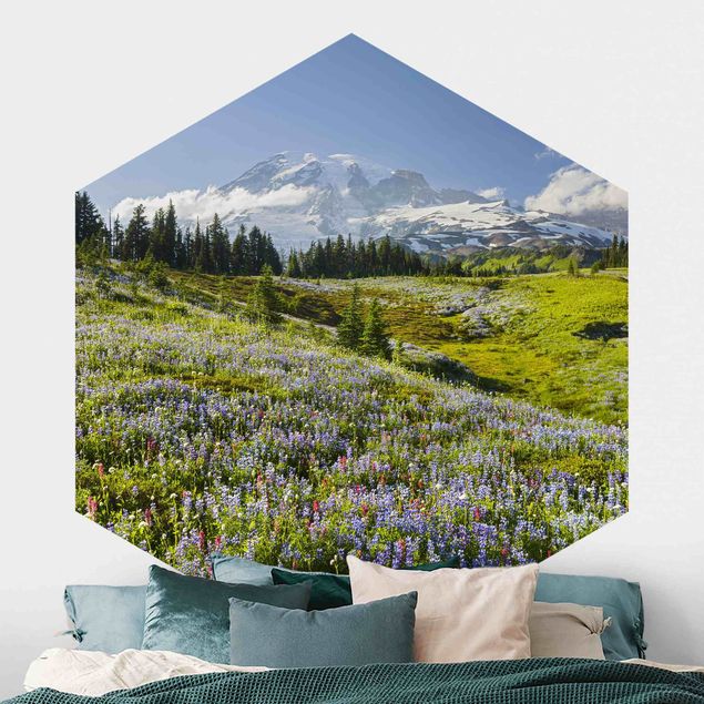 Hexagon Fototapete selbstklebend - Bergwiese mit roten Blumen vor Mt. Rainier