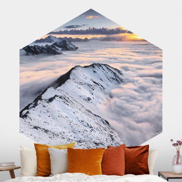 Hexagon Mustertapete selbstklebend - Blick über Wolken und Berge
