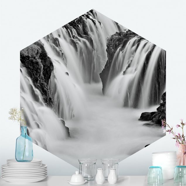 Hexagon Mustertapete selbstklebend - Brúarfoss Wasserfall in Island Schwarz-Weiß