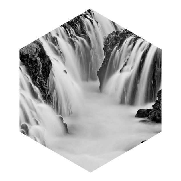 Hexagon Mustertapete selbstklebend - Brúarfoss Wasserfall in Island Schwarz-Weiß