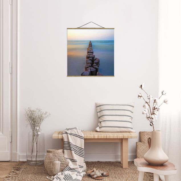 Stoffbild mit Posterleisten - Buhnen bei Sonnenuntergang am Meer - Quadrat 1:1