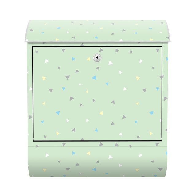 Briefkasten - Bunte gezeichnete Pastelldreiecke auf Grün