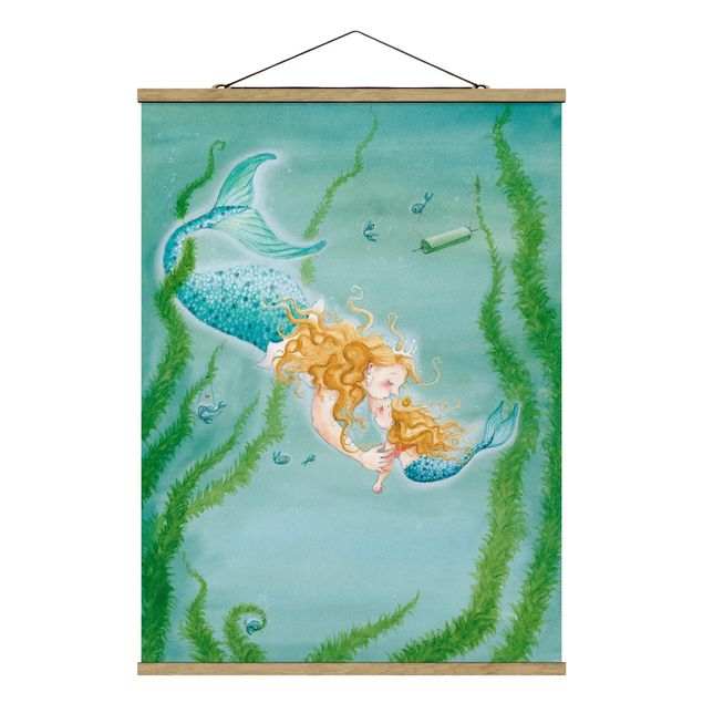 Stoffbild mit Posterleisten - Matilda die kleine Meerjungfrau - Die Königin küsst Matilda - Hochformat 3:4