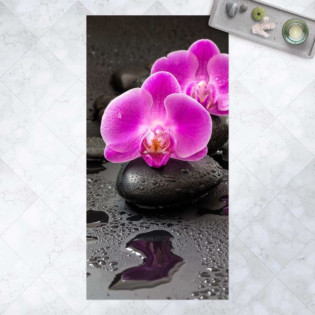 teppich für balkon Pinke Orchideenblüten auf Steinen mit Tropfen