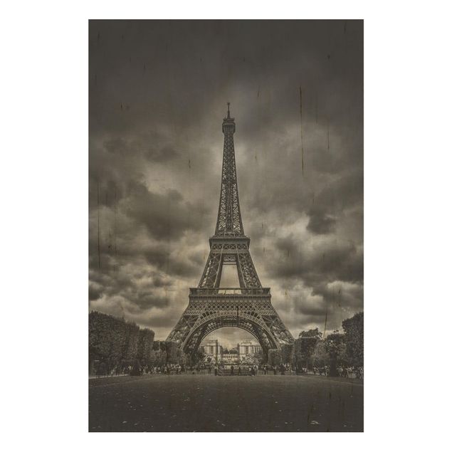 Holzbild - Eiffelturm vor Wolken schwarz-weiß - Hochformat 3:2
