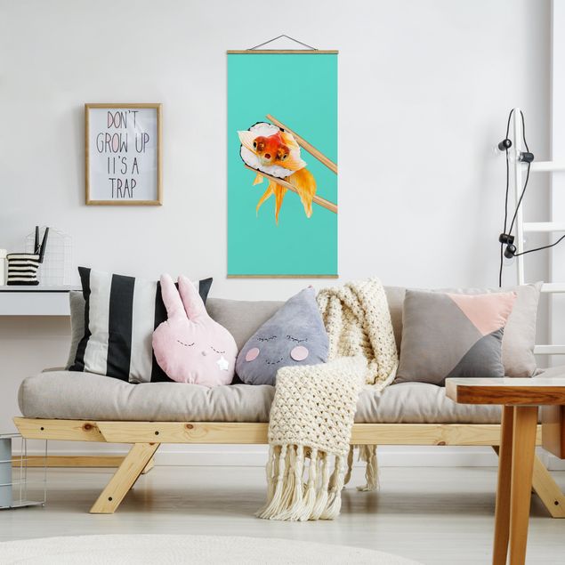 Stoffbild mit Posterleisten - Jonas Loose - Sushi mit Goldfisch - Hochformat 1:2