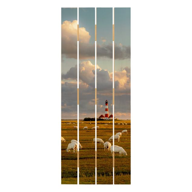Holzbild - Nordsee Leuchtturm mit Schafsherde - Hochformat 5:2