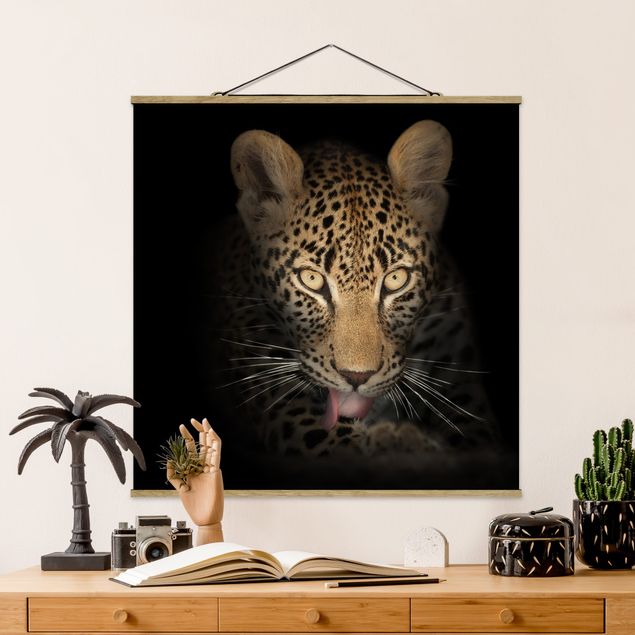 Stoffbild mit Posterleisten - Resting Leopard - Quadrat 1:1