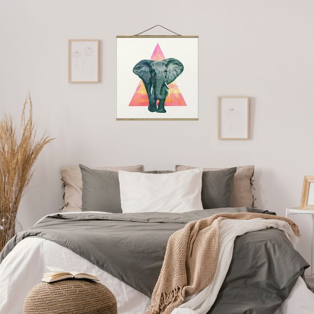 Stoffbild mit Posterleisten - Laura Graves - Illustration Elefant vor Dreieck Malerei - Quadrat 1:1