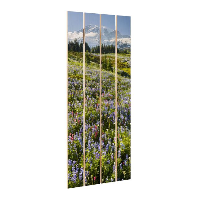 Holzbild Plankenoptik - Bergwiese mit roten Blumen vor Mt. Rainier