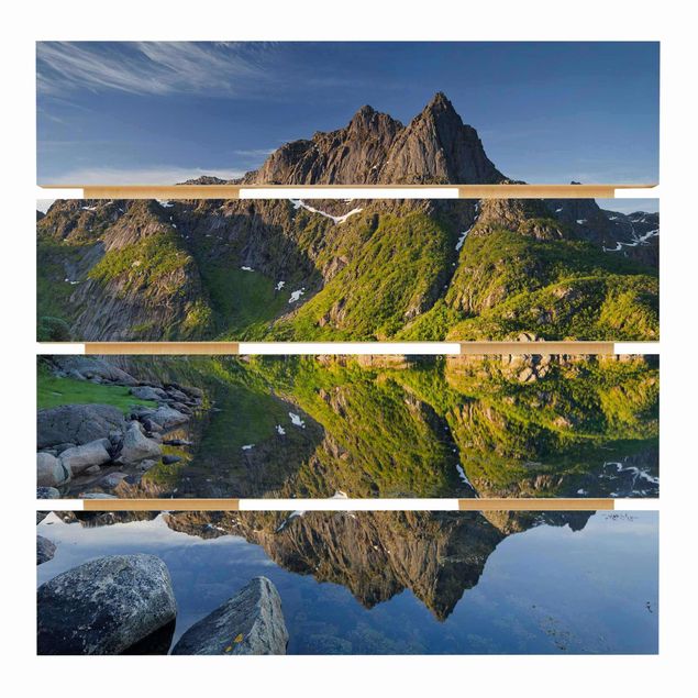 Holzbild - Berglandschaft mit Wasserspiegelung in Norwegen - Quadrat 1:1