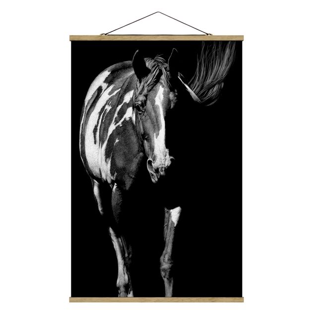 Stoffbild mit Posterleisten - Pferd vor Schwarz - Hochformat 2:3