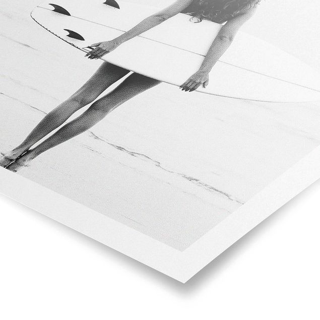 Poster - Entspanntes Surfergirl mit Board - Hochformat 3:4
