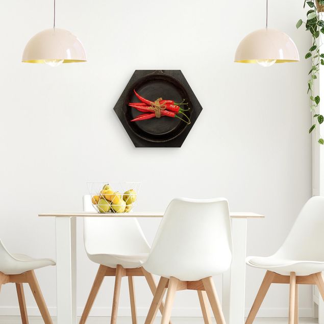 Hexagon Bild Holz - Rotes Chilibündel in Pfanne auf Schiefer