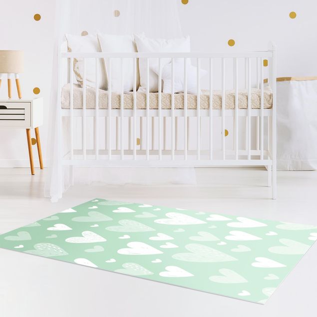 Moderne Teppiche Kleine und große gezeichnete Weiße Herzen auf Grün