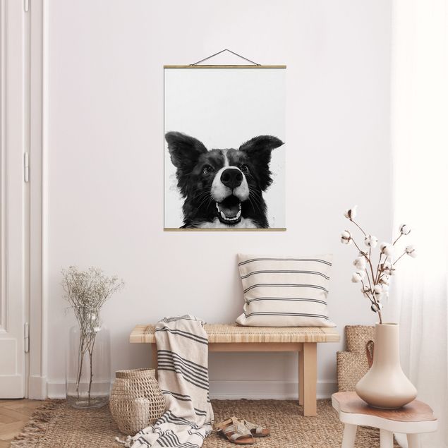 Stoffbild mit Posterleisten - Laura Graves - Illustration Hund Border Collie Schwarz Weiß Malerei - Hochformat 3:4