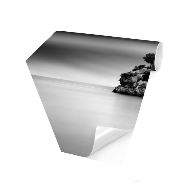 Hexagon Mustertapete selbstklebend - Felseninsel im Meer Schwarz-Weiß