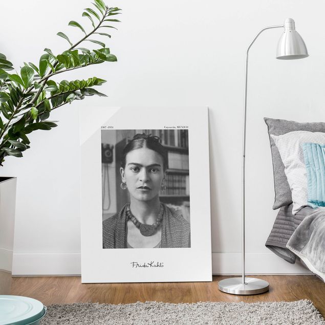 Glasbild - Frida Kahlo Foto Portrait im Haus - Hochformat
