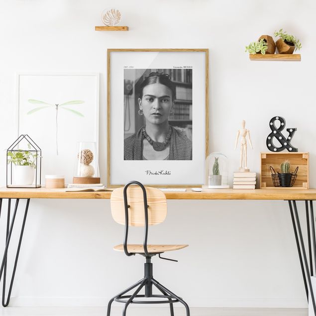 Bild mit Rahmen - Frida Kahlo Foto Portrait im Haus - Hochformat - 3:4