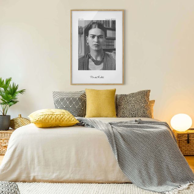 Bild mit Rahmen - Frida Kahlo Foto Portrait im Haus - Hochformat - 3:4