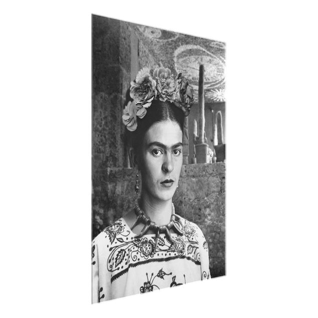 Glasbild - Frida Kahlo Foto Portrait vor Kakteen - Hochformat
