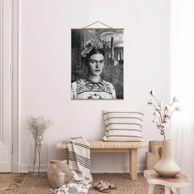 Stoffbild mit Posterleisten - Frida Kahlo Foto Portrait vor Kakteen - Hochformat 3:4