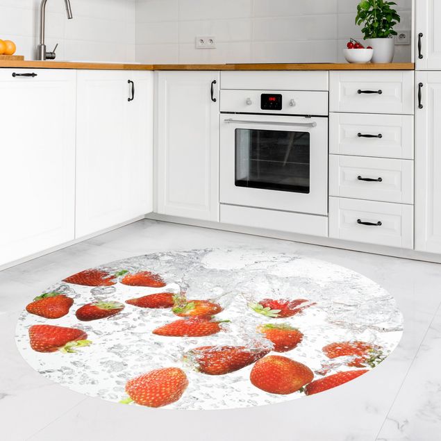 Moderner Teppich Frische Erdbeeren im Wasser